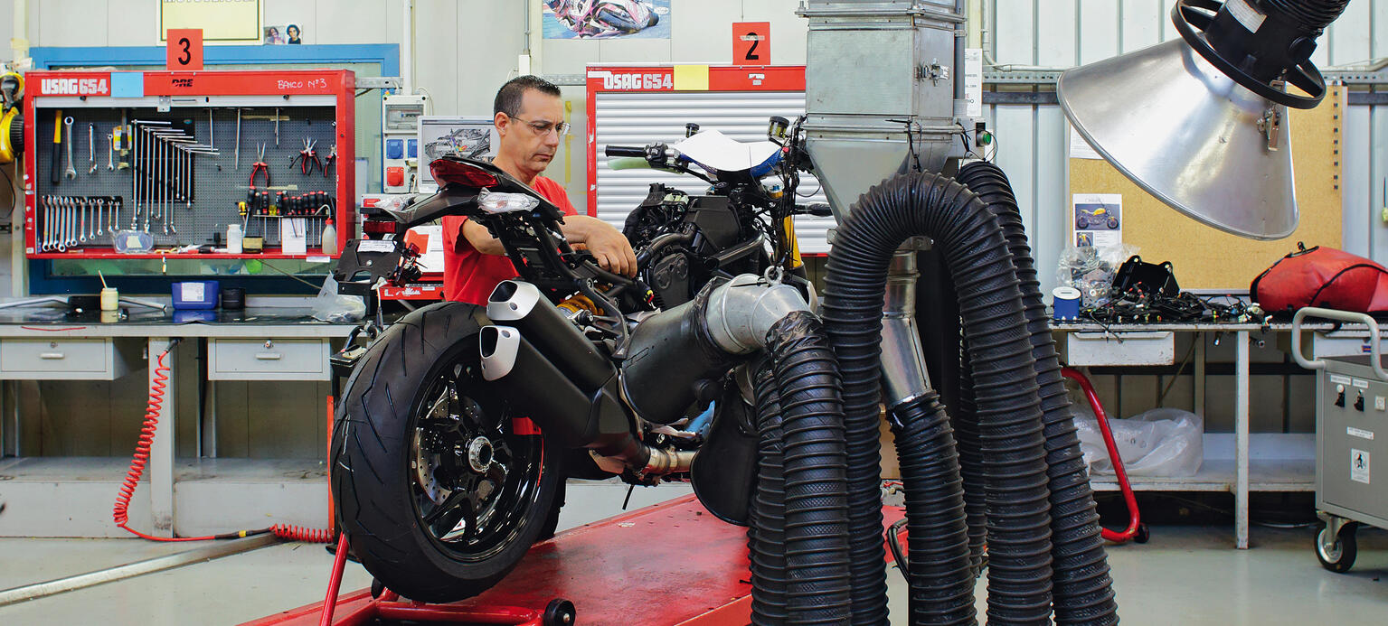 Die Beschäftigten des Motorradherstellers Ducati, Teil des VW-Audi-Konzerns, proben mithilfe der IG Metall Mitbestimmung auf Italienisch – ein erfolgreiches Modell gewerkschaftlicher Zusammenarbeit in Europa.