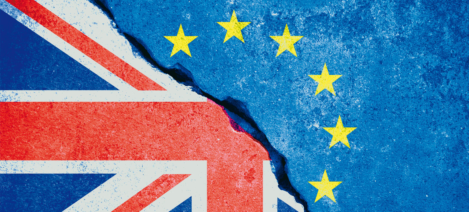 Fotomontage: Diagonal unterteiltes Bild mit der britischen und der EU-Flagge