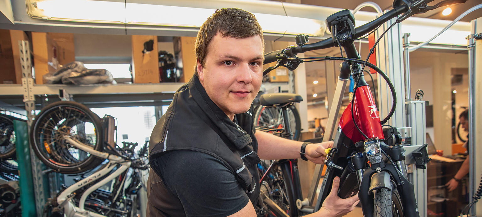 Frank Stresemann , 29, ist seit fünf Jahren bei Zweirad Prumbaum angestellt. Der alteingesessene Fahrradhändler beschäftigt gut 20 Mitarbeiter.