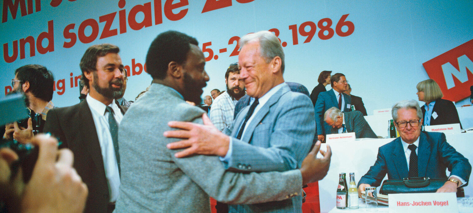 Ein junger Gewerkschafter aus Südafrika, der gegen die Rassentrennung kämpft, ist 1986 Gast auf dem SPD-Parteitag. Heute ist er millionenschwerer Geschäftsmann – und Staatspräsident.