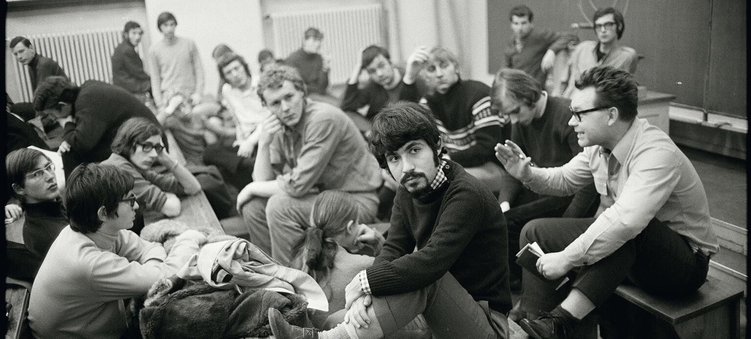 Oskar Negt (r.) in einer Streikdebatte an der Universität Frankfurt (1969)