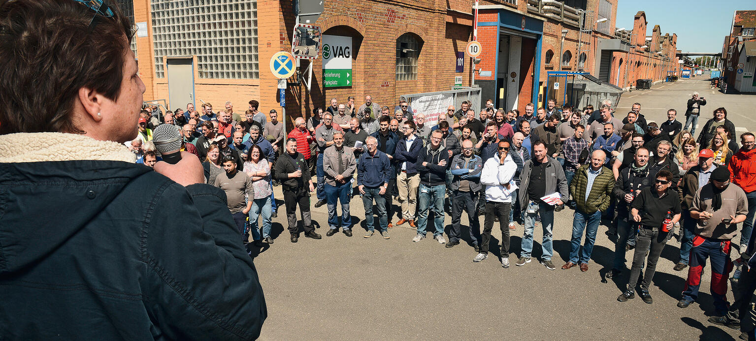 Mit Pausenaktionen, wie hier bei VAG in Mannheim gegen Stellenabbau, spricht die IG Metall Beschäftigte an