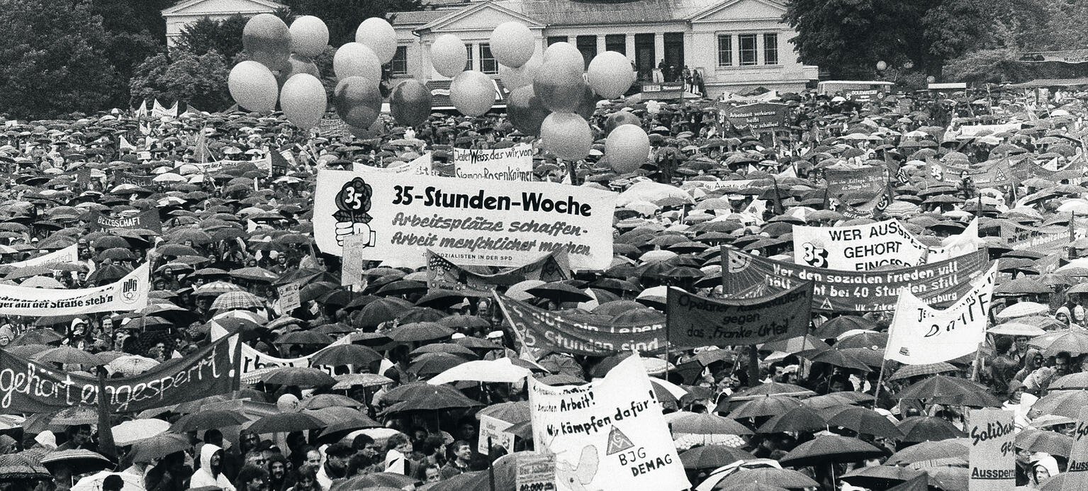 230 000 Menschen kommen im Mai 1984 nach Bonn und unterstützen die Forderung der Metallerinnen und Metaller nach einer 35-Stunden-Woche.