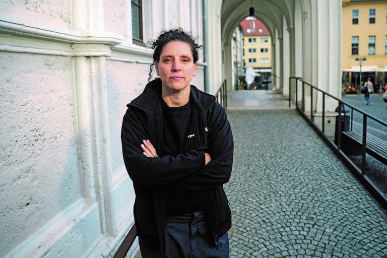 Katja Barthold vor dem Rathaus in Weimar