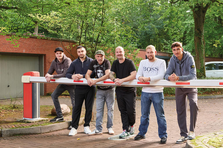 Noël Furchheim, zweiter von rechts, mit dem neu gegründeten Betriebsrat des Hanno­veraner Unternehmens SMP