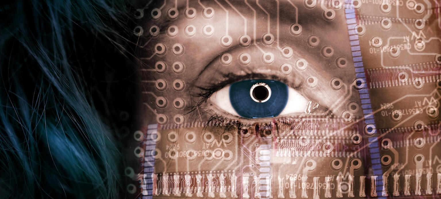 Weibliches Gesicht mit Computerplatinen, Symbolfoto künstliche Intelligenz