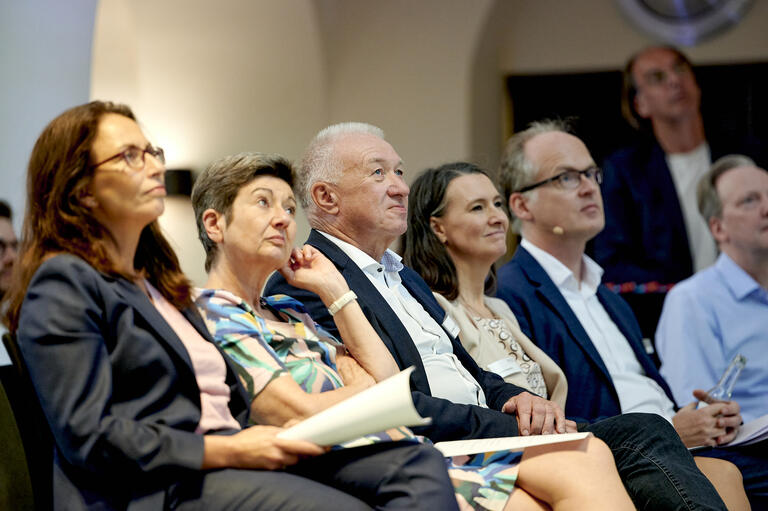 zu sehen sind u.a. Jasmin Fahimi, Claudia Bogedan, Gustav Horn, Sebastian Dullien beim IMK Jubiläum