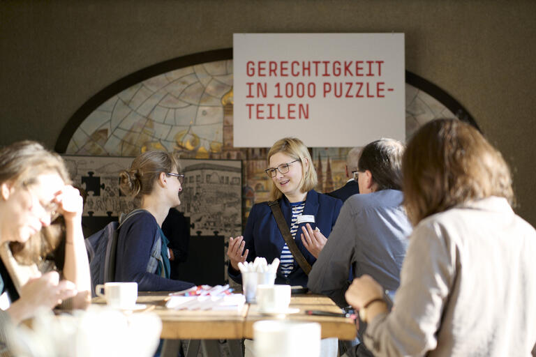 Mehre Menschen sitzen zusammen und reden