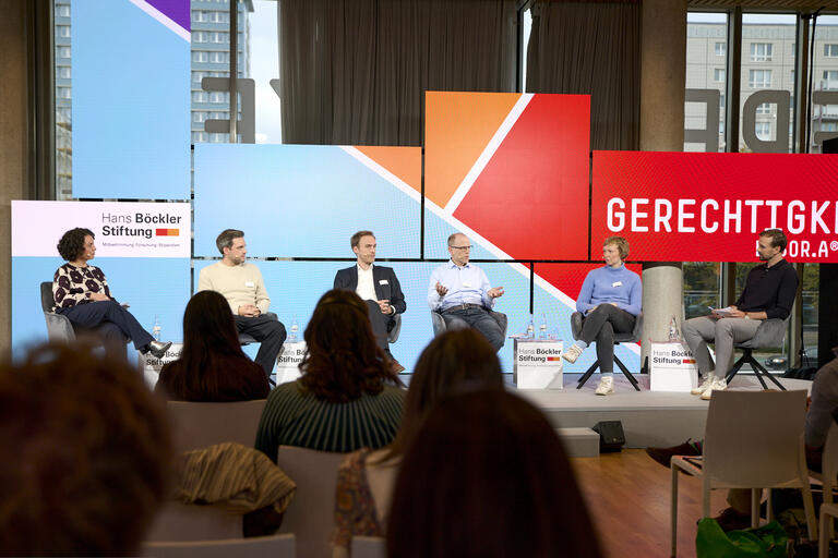 Diskutiernede auf Podium