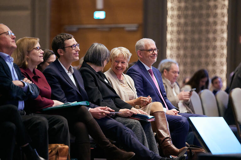 Publikum auf Stühlen