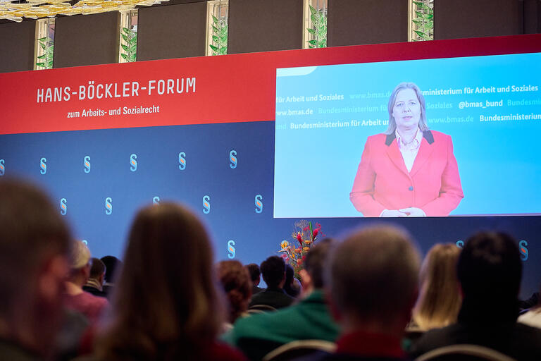 SPD Politikerin Bärbel Bas steht am Rednerpult