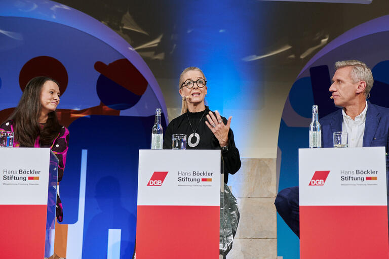 Zu sehen sind Vortragende auf der Bühne bei der Böckler Konferenz für Aufsichtsräte 2026.