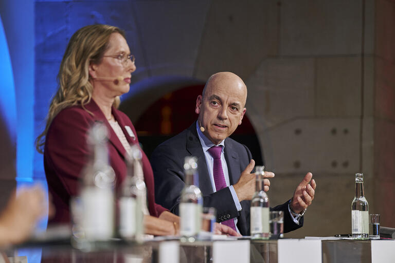Zu sehen sind Vortragende auf der Bühne bei der Böckler Konferenz für Aufsichtsräte 2026.