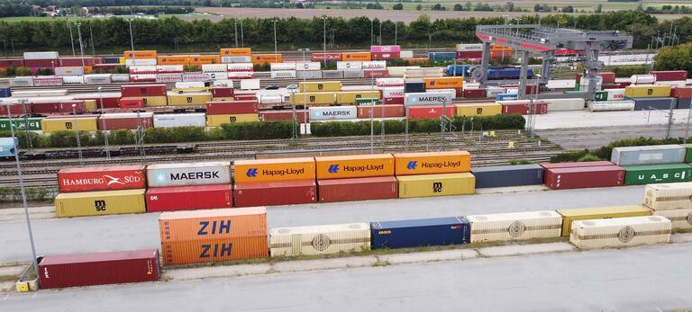 Blick auf den Container Umschlagplatz am Umschlagbahnhof in München Riem