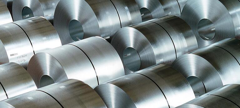 Versandfertige Stahlcoils liegen im Kaltwalzwerk Beeckerwerth der ThyssenKrupp Steel AG in Duisburg zum Abtransport bereit.