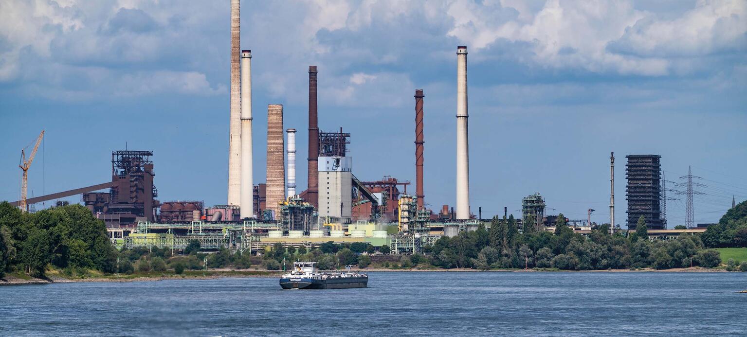 Blick über den Rhein auf das Stahlwerk von Thyssenkrupp in Duisburg