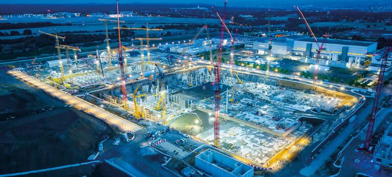 Blick von oben auf die Baustelle für die TSMC-Chipfabrik in Dresden am Abend.