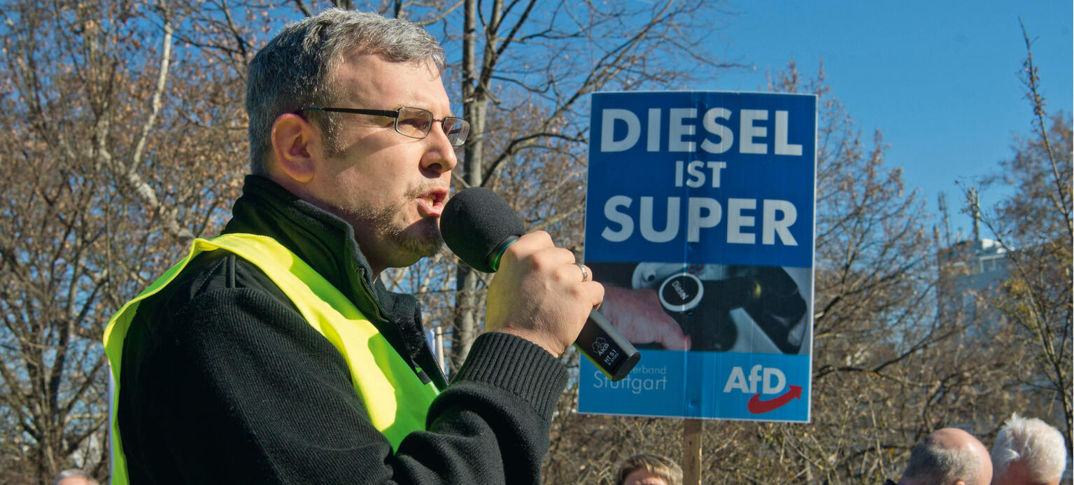 Oliver Hilburger, Vorsitzender der Gewerkschaft Zentrum, (hier) bei einer AfD-Demo in Stuttgart) geriert sich als Anwalt des Verbrenners.