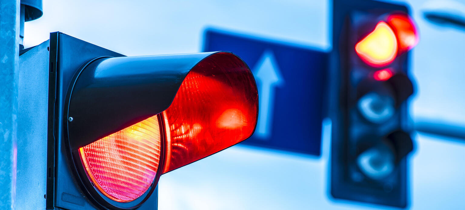 Traffic lights over urban intersection - Konjunkturindikator
