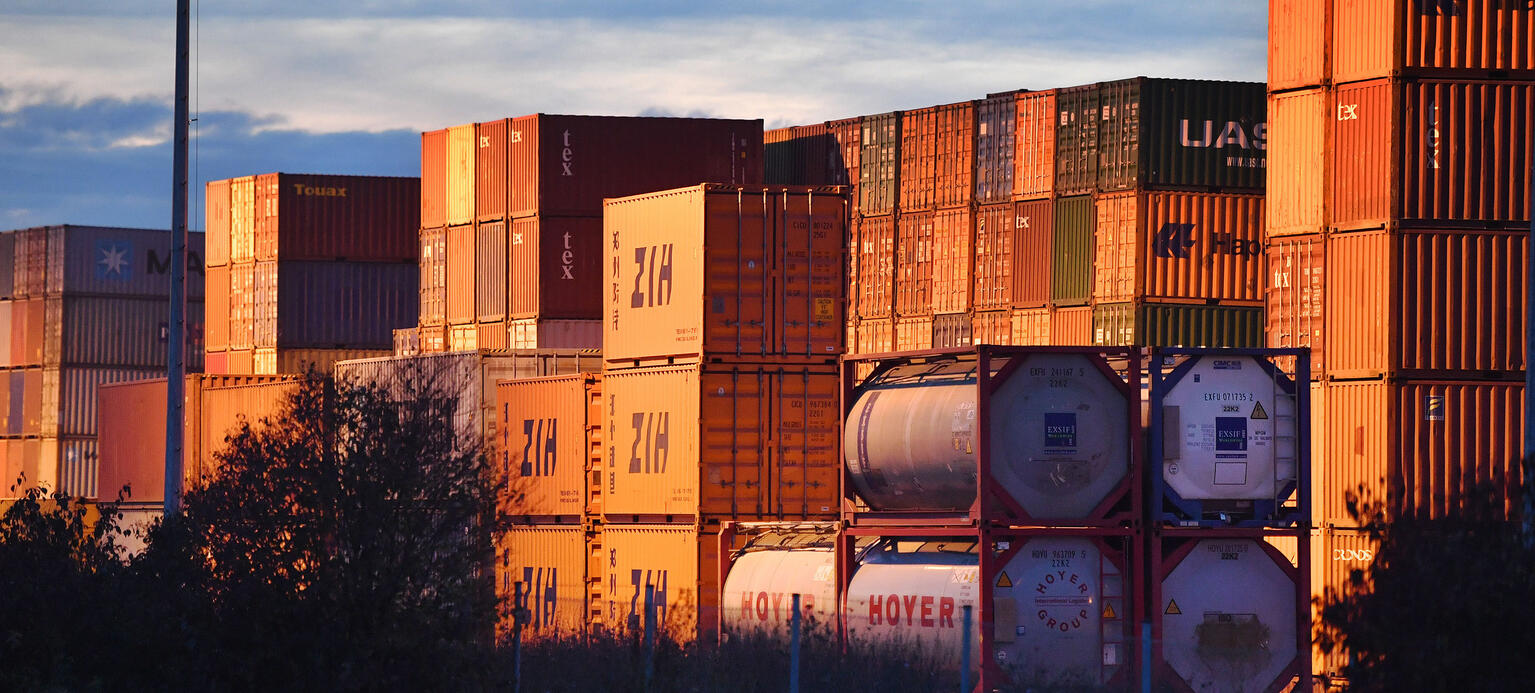 Export,Container,Kloiber Containerdepot neben dem DUSS Containerbahnhof Muenchen Riem nahe Feldkirchen im Bundesland Bayern am Abend, Abendstimmung, 