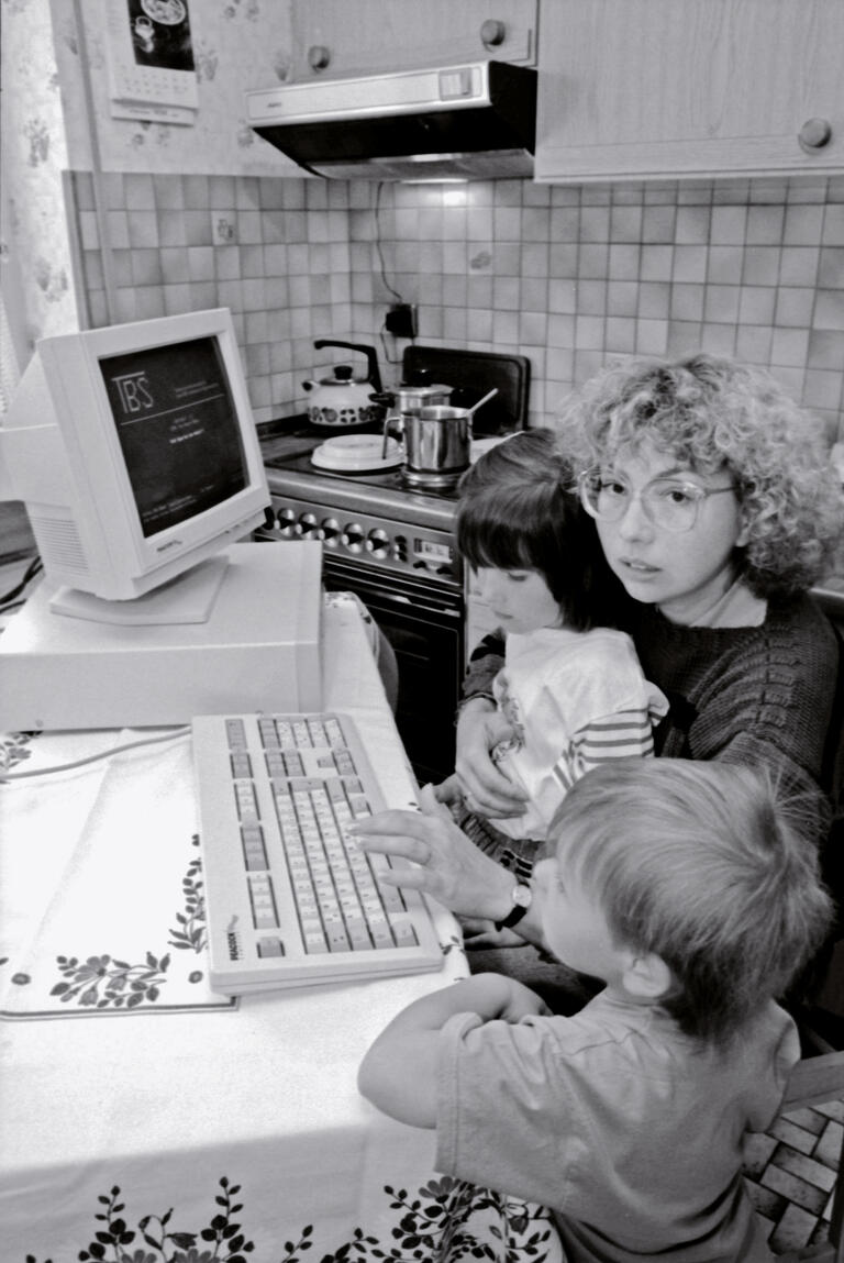 Kinder, Küche, Computer: Heimarbeiterin in Simmern im Hunsrück (1990)