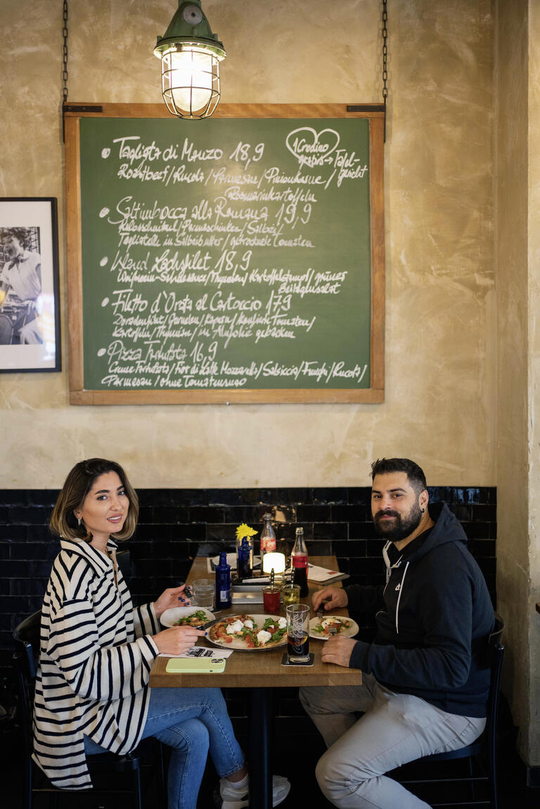 Kübra und Spiro Dinas, Qualitätsprüferin und Vorarbeiter im Motorenwerk bei Ford in Köln