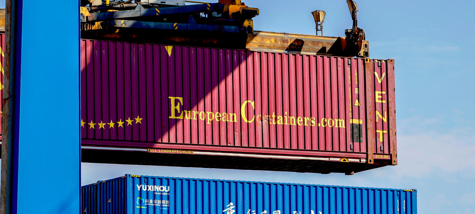 Duisburg, Ruhrgebiet, Nordrhein-Westfalen, Deutschland - Europa und China Container im Duisburger Hafen, 
