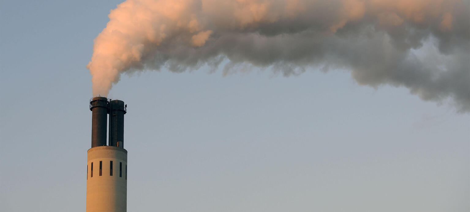 Schlot, Schornstein, Rauch entweicht am frühen Morgen, Symbolbild Umweltverschmutzung  - CBAM