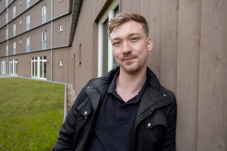 Luca Podsendek lebt für eine monatliche Miete von 350 Euro im Wohnheim für Azubis im Bremer Stadtquartier Ellener Hof.