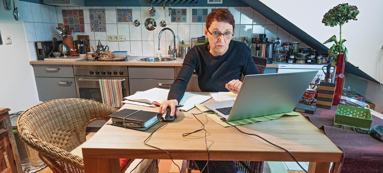 Arbeiten im Homeoffice - Frau mit Laptop am Esstisch