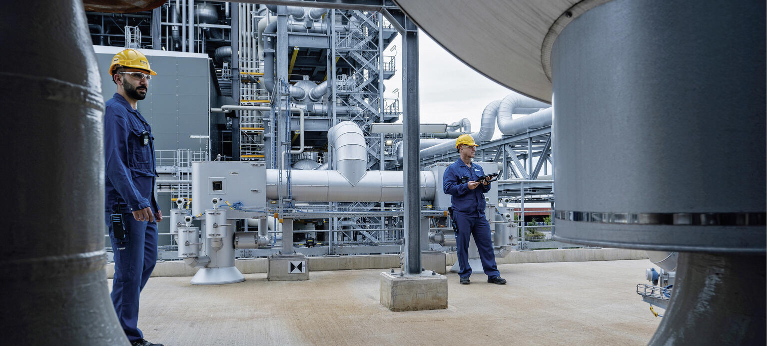 BASF Ludwigshafen: Die Produk- tion läuft – die Hiobsbotschaft trifft die Verwaltung.