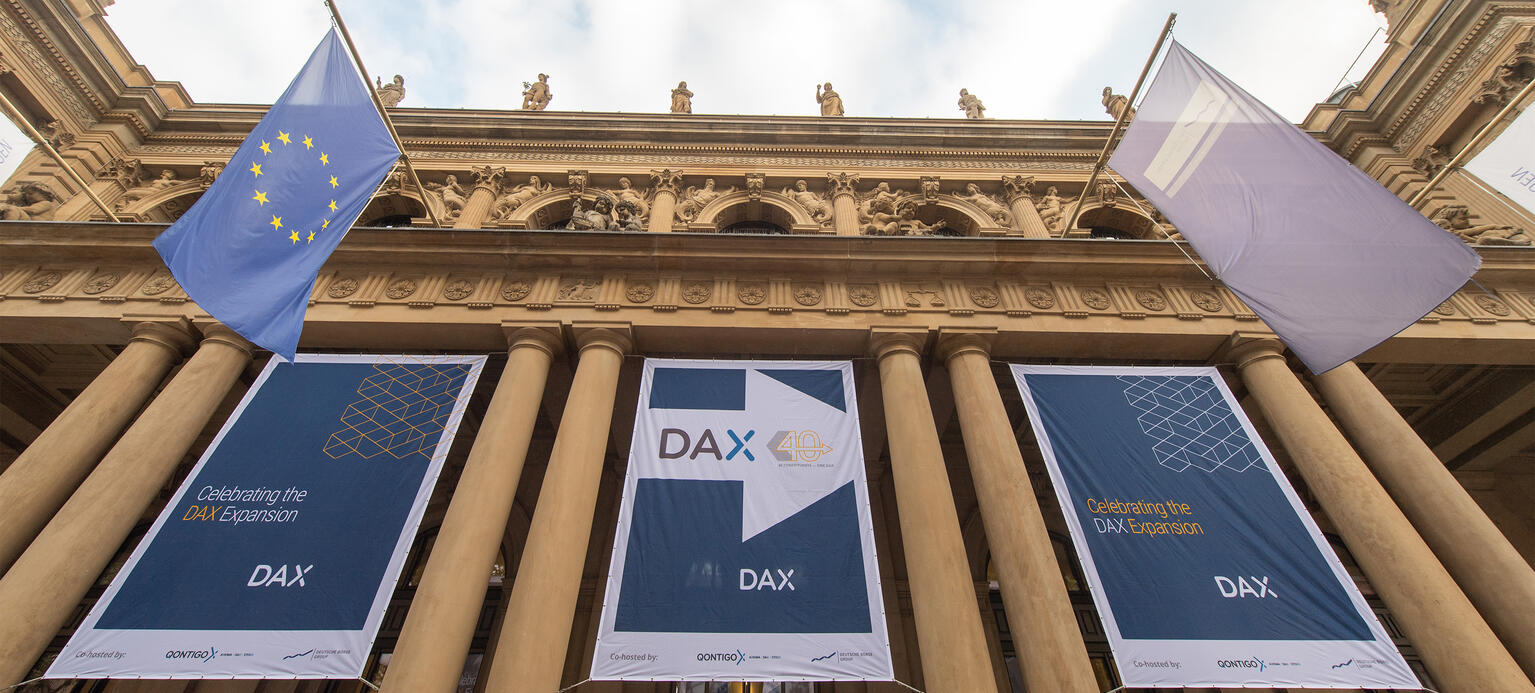 Auf den Start des „DAX 40“ weisen Banner vor der Börse in Frankfurt am Main hin. Im neuen Leitindex sind 40 statt bisher 30 Leitwerte gelistet.