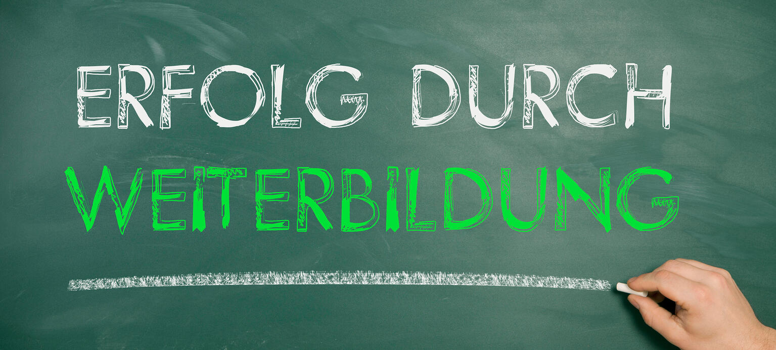 Symbolbild: Eine Tafel auf der mit Kreide geschrieben steht 'Erfolg durch Weiterbildung'