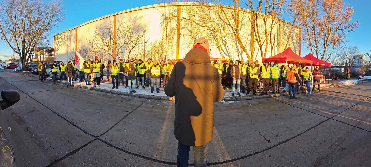 Foto zeigt, wie Beschäftigte von Abfallbetrieben in Potsdam streiken.