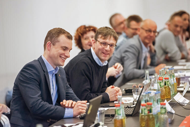 Christoph Schink und Johannes Specht (r., Bild u.) von der NGG dis- kutieren mit den Mitgliedern der Tarifkommission im Februar 2020. (Foto: Jens Volle)