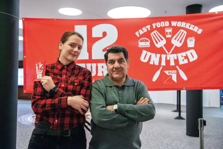  Lina Steinbach und Ufuk Büyüktatar (l.), Betriebsräte bei Burger King und McDonald’s, stehen für ihre Forderung ein während der Tarifverhandlung im Februar 2020. (Foto: Jens Volle)