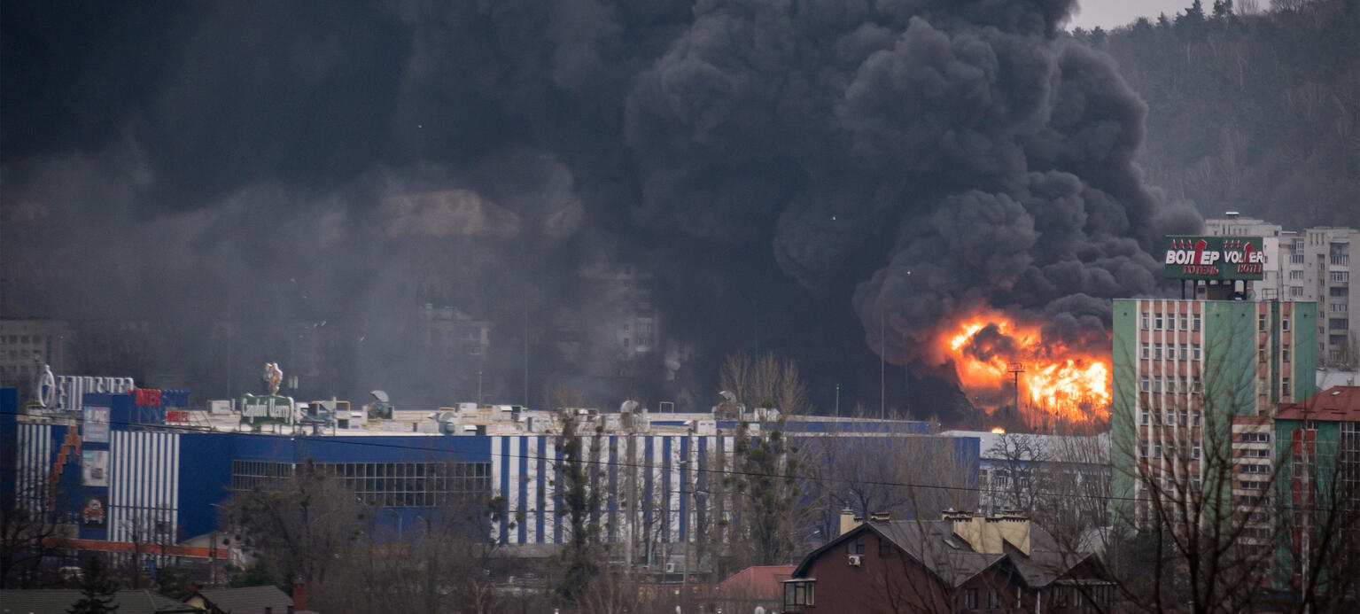 Konjunkturprognose - LVIV, UKRAINE - MARCH 26: Smoke rises in the western Ukrainian city of Lviv following Russia's attacks 