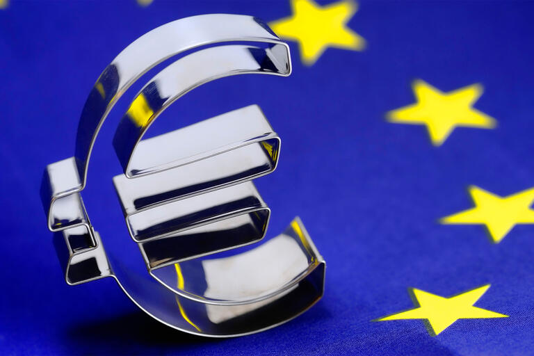 Eurozeichen auf EU-Fahne, Eurokrise - Inflation