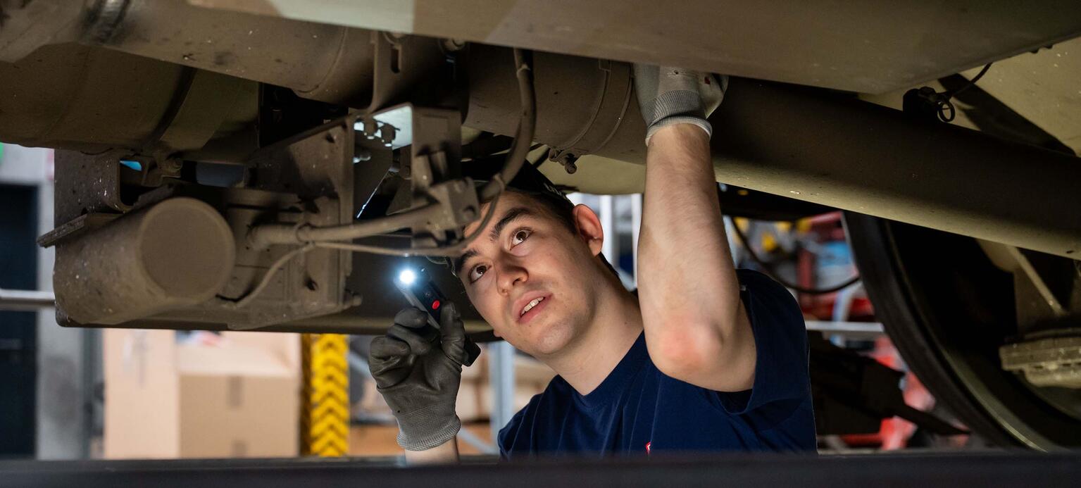 Elektroniker Felix Dorst bei der Arbeit im Räderwerk der  Deutschen Bahn
