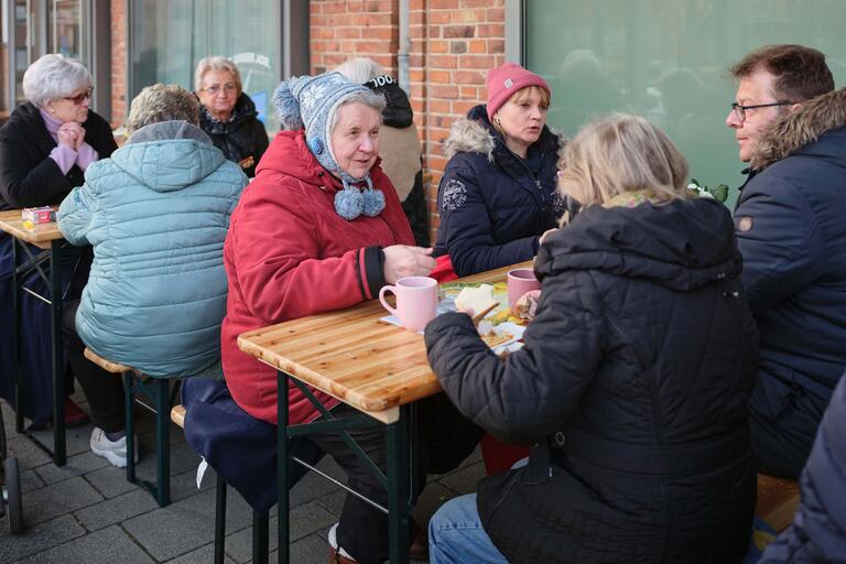Auch im Winter treffen sich die Menschen zum Kaffee beim Verein Hilfspunkt in der Hans-Böckler-Siedlung