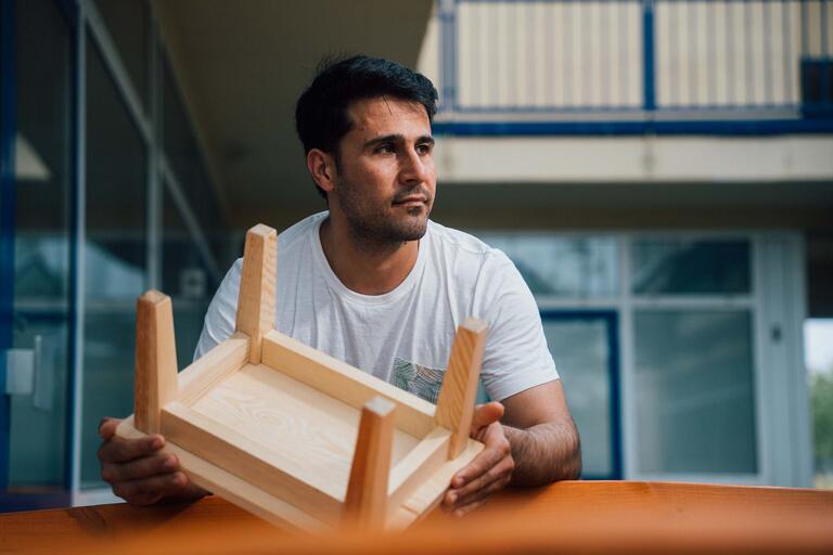 Rasuol Naziri an seinem Ausbildungsplatz  zum Tischler.