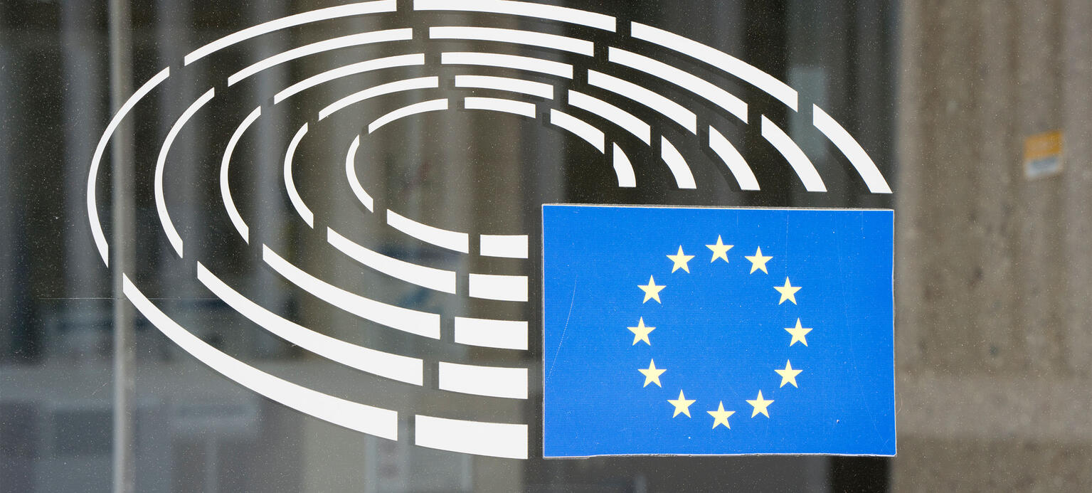 Europäisches Parlament (EP): Logo auf der Fensterscheibe, PM - Europäische Beihilfen