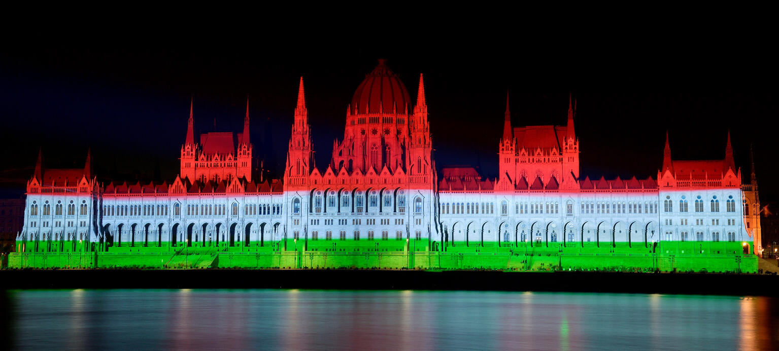 Das ungarische Parlamentsgebäude, in den Nationalfarben illuminiert. 