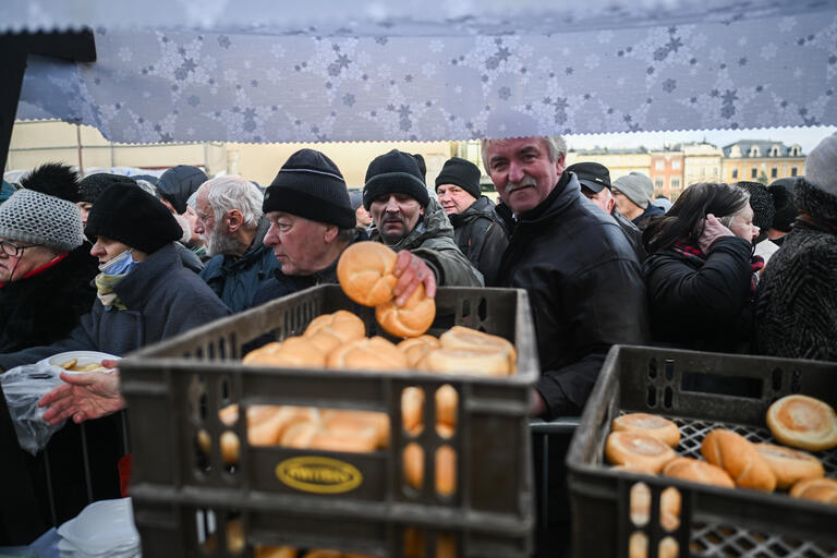 Menschenmenge bei der Essensausgabe in einer Suppenküche in Polen