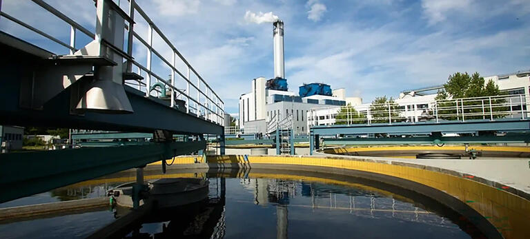 Außenaufnahme des Klärwerks Ruhleben der Berliner Wasserbetriebe 