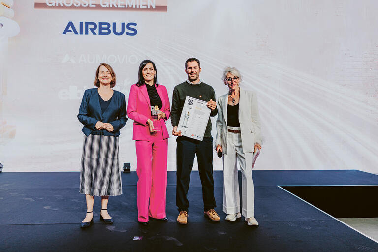 Staatssekretärin Leonie Gebers, Airbus-Betriebsräte Sophia Kielhorn und Malte Delventhal sowie AiB-Redakteurin Eva-Maria Stoppkotte 