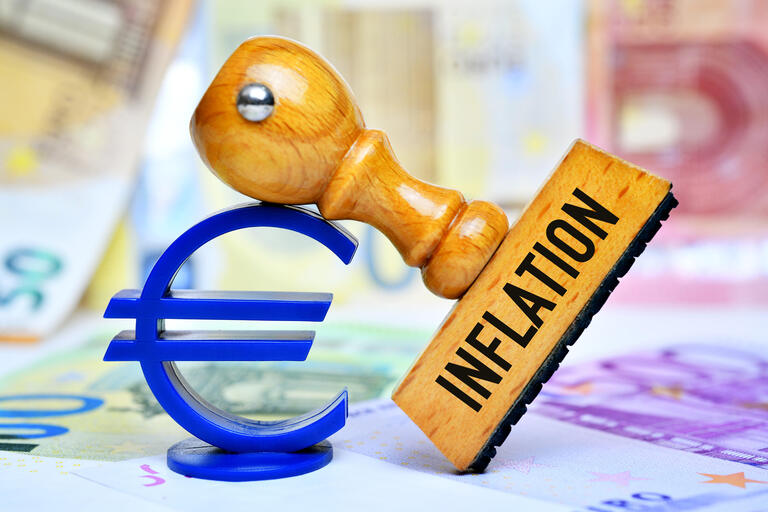 Stempel mit Aufschrift Inflation auf Eurozeichen, Inflation