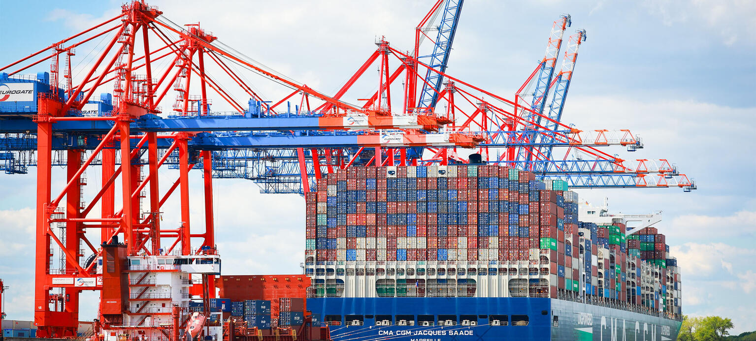 Das Containerschiff «Jacques Saade» der Reederei CMA CGM liegt am Containerterminal Eurogate im Hafen Hamburg. Konjunkturindikator