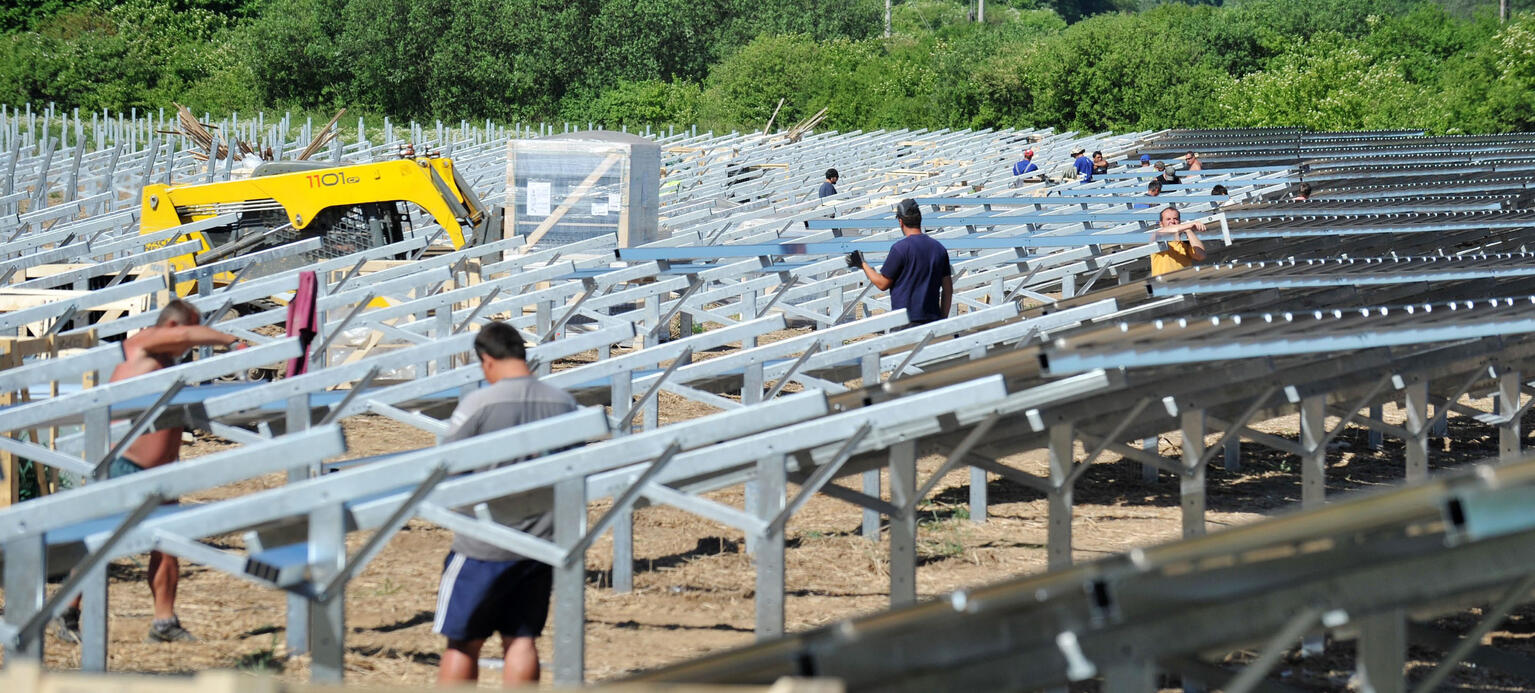 Baustelle einer großen Solaranlage
