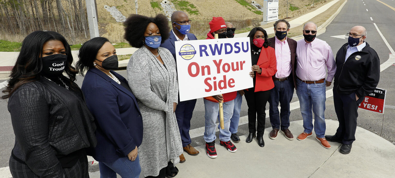 Demonstrativer Fototermin: Vor dem Amazon-Lager in Bessemer im US-Bundesstaat Alabama solidari- sieren sich Kongressabgeordnete mit den Gewerkschaftern, die für die Organisierung der Belegschaft kämpfen.
